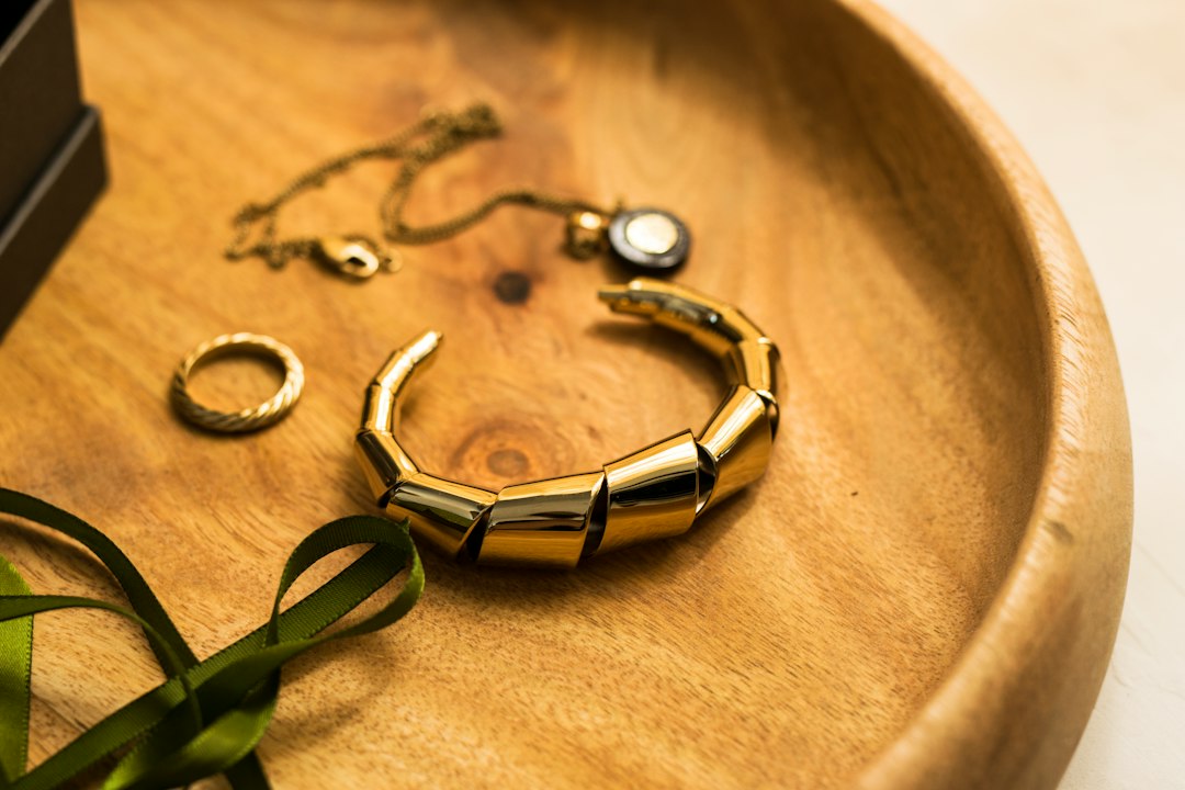 De Perfekte Gylne Armbåndene: Stiler, Kvalitet og Vedlikehold